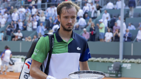 Geneva (Switzerland), 17/05/2022.- Daniil Medvedev sale de una cancha después de enfrentar a Richard Gasquet en el ATP de Génova, el 17 de mayo de 2022.