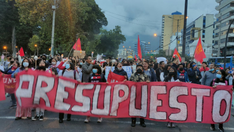 El 20 de mayo de 2022, maestros y estudiantes marcharon en Quito, en respaldo de la huelga de hambre por el alza salarial.