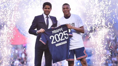 Kylian Mbappé y Nasser Al-Khelaifi, anunciando la renovación del jugador francés con el PSG, en París, el 21 de mayo de 2022.