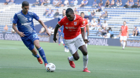 José Francisco Cevallos marca a Anderson Ordóñez en el partido entre Emelec y Universidad Católica, el sábado 21 de mayo de 2022, en el estadio Capwell. 