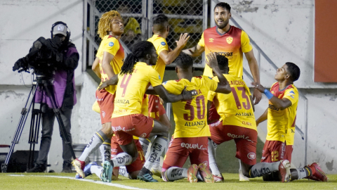 Los jugadores de Aucas festejan uno de los goles en la victoria ante Barcelona, el domingo 22 de mayo de 2022. 