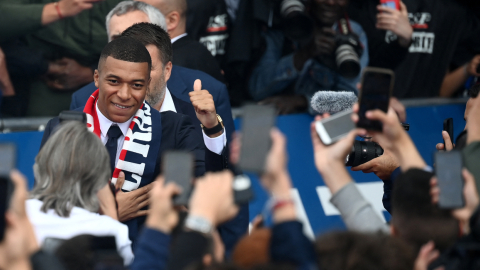 El 23 de mayo de 2022, el francés Kylian Mbappé celebró con los hinchas del PSG, después de firmar la renovación de su contrato hasta 2025.