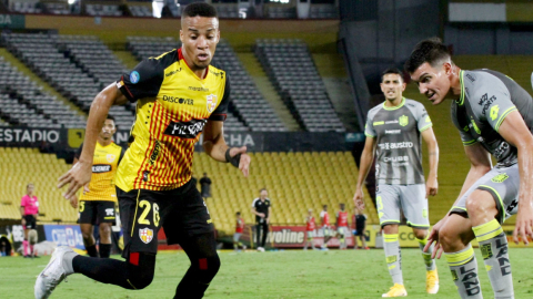 El jugador Byron Castillo disputa una pelota en un partido ante Deportivo Cuenca, en el Estadio Banco Pichincha, el 15 de mayo de 2022.