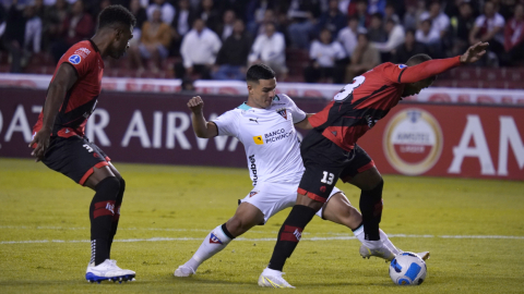 Alexander Alvarado, de Liga de Quito, durante el partido ante Atlético Goianiense, en el estadio Rodrigo Paz Delgado, el 24 de mayo de 2022.