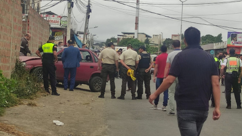 Imagen de la escena donde quedó el vehículo con la fiscal de Manabí, Luz Marina Delgado, tras ser acribillada el 25 de mayo de 2022. Fiscalía se pronunció.