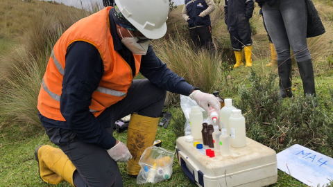 Técnicos realizan estudios del agua que hay en la zona de influencia del proyecto minero Loma Larga.