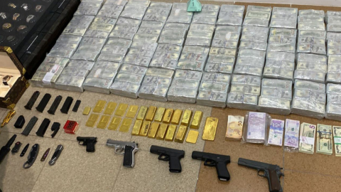 La Fiscalía halló armas, dinero y lingotes de oro en un operativo en Guayas, Manabí y Santa Elena, el 25 de mayo de 2022.