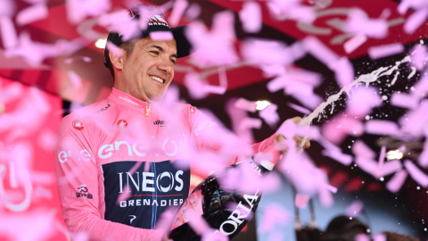 Richard Carapaz celebra con champagne el manterner la maglia rosa en la Etapa 19 de la Giro de Italia, el 27 de mayo de 2022.