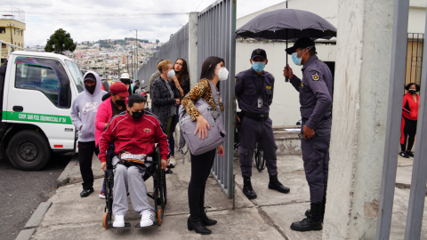 Pacientes del Hospital Pablo Arturo Suárez esperan ingresar a sus citas médicas, el 27 de mayo de 2022.