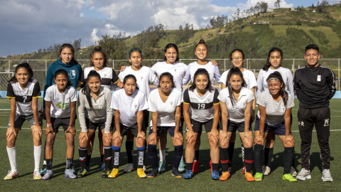 El equipo de Liga Deportiva Universitaria, después de un entrenamiento en la cancha de Liga Barrial La Floresta. 