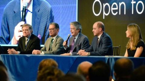 El presidente Guillermo Lasso, junto a miembros de su Gobierno, en el foro Ecuador Open for Business, en noviembre de 2021.