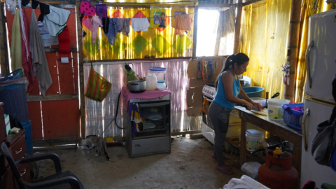 Una mujer cocina en su casa, ubicada en Monte Sinaí, el 10 de noviembre de 2022.