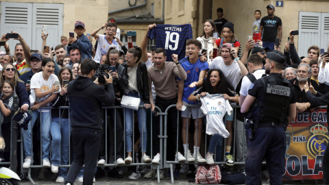 Aficionados del Real Madrid dan la bienvenida a los jugadores del equipo a su llegada al hotel en Chantilly, al norte de París, el 26 de mayo de 2022.