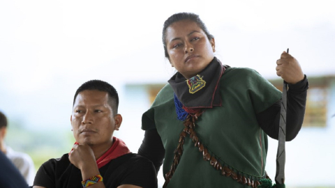 De izquierda a derecha, los líderes indígenas ganadores del premio ambiental Goldman Prize 2022, Alex Lucitante y Alexandra Narváez. 