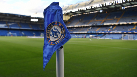 Banderín del córner con el escudo del Chelsea antes del partido de la Premier  frente al Leicester City en Londres, el 19 de mayo de 2022.