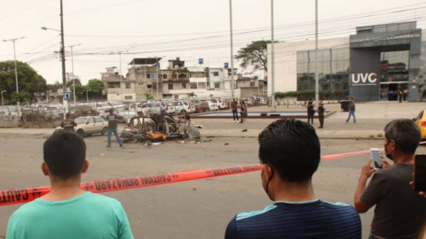 Imagen de la explosión de un taxi en los exteriores de la UVC Florida, norte de Guayaquil, el 29 de mayo de 2022.