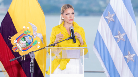 La prefecta de Guayas, Susana González, durante la firma de contrato para el dragado del islote El Palmar, el 17 de mayo de 2022.