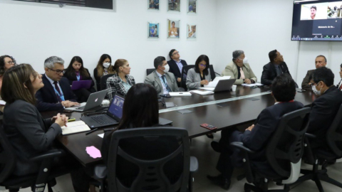 La ministra de Salud, Ximena Garzón (izquierda), durante una reunión con representantes de los gremios médicos, el 30 de mayo de 2022.