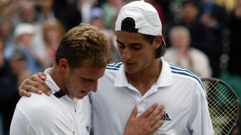 Nicolás Lapentti y David Nalbandián se saludan después de un partido en Wimbledon, el 3 de julio de 2002.