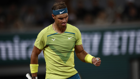 Rafael Nadal festeja su triunfo ante Novak Djokovic en Roland Garros, el 31 de mayo de 2022.