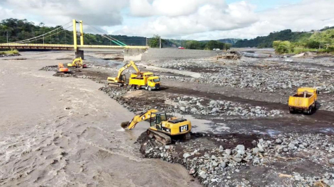 Trabajos del Ministerio de Obras Públicas en el Río Upano