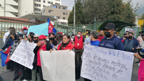 Profesionales de salud, dirigentes gremiales y barriales realizaron un plantón en los exteriores del Hospital Enrique Garcés, sur de Quito, el 1 de junio de 2022, por la crisis hospitalaria.