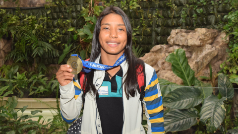 La luchadora ecuatoriana Lucía Yépez posa con su medalla de oro en el aeropuerto de Guayaquil, en noviembre de 2021.