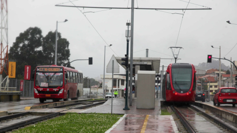 Un tranvía sale de la estación Parque Industrial, en el norte de Cuenca, en mayo de 2022. 