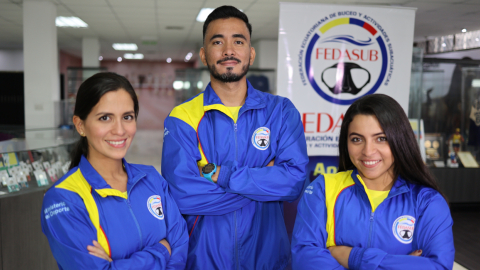 Los apneístas María Verónica Córdova, Fabián Mora y Arianna García, en Guayaquil el 17 de mayo de 2022.