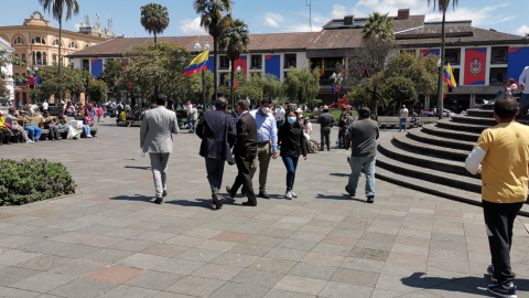 Personas caminan por el Centro Histórico de Quito, el 2 de diciembre de 2021.