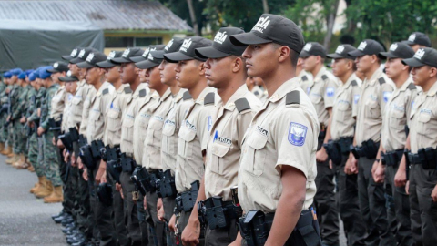 Parte del contingente de policías y militares que se sumaron a la Fuerza de Tarea en Esmeraldas, el 3 de junio de 2022.