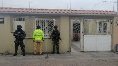 Policías en una vivienda incautada a Daniel Salcedo, el 10 de julio de 2020.