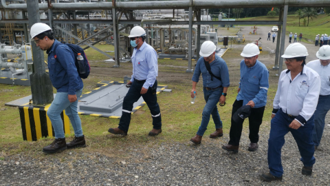 Ítalo Cedeño, gerente de Petroecuador (segundo desde la derecha), en un recorrido por el Bloque 16 de la Amazonía ecuatoriana.