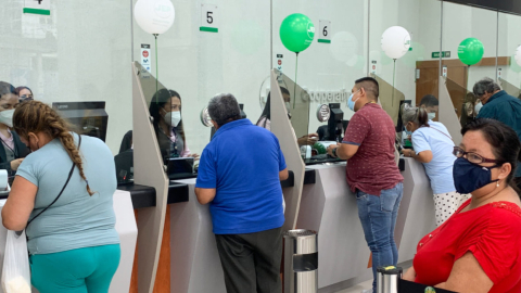 Clientes recibiendo atención en la Cooperativa JEP, agencia Santa Rosa