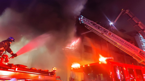 Más de 300 bomberos se activaron para apagar un incendio en el edifico de tres pisos en Chimborazo y Olmedo, sector de la Bahía de Guayaquil, la noche del 6 de junio de 2022.