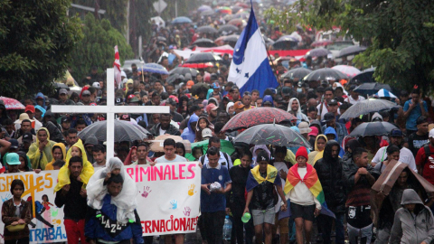 Miles de migrantes caminan en caravana hacia la frontera norte hoy, en la ciudad de Tapachula, en el estado de Chiapas, México.