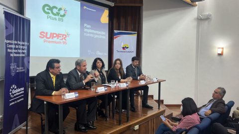 Ítalo Cedeño (segundo izq.), gerente de Petroecuador, presenta el plan para la venta de dos nuevas gasolinas, el 7 de junio de 2022.