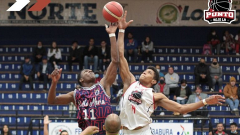 Jugadores de Santa María y Punto Rojo, disputando la Liga Ecuatoriana de Básquetbol en 2021.