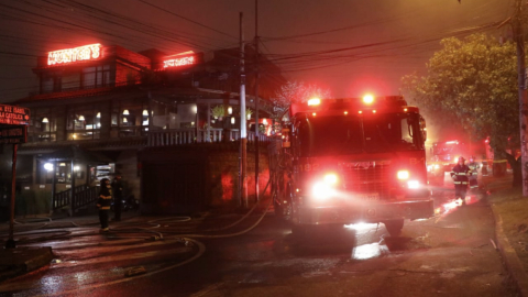 Momento en que elementos del Cuerpo de Bomberos de Quito atienden el incendio en el restaurante Segundo Muelle, en el centro norte de la capital, la noche del 7 de junio de 2022.