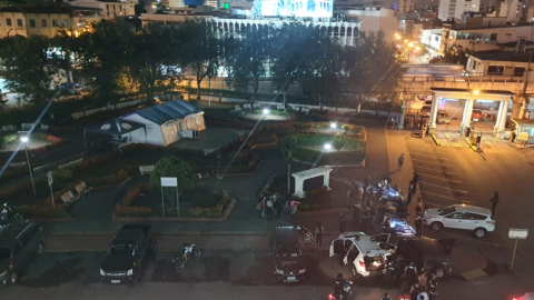 Vista panorámica del parqueadero del Hospital Luis Vernaza, centro de Guayaquil, donde la noche del 7 de junio de 2022, la Policía detuvo a 18 personas.