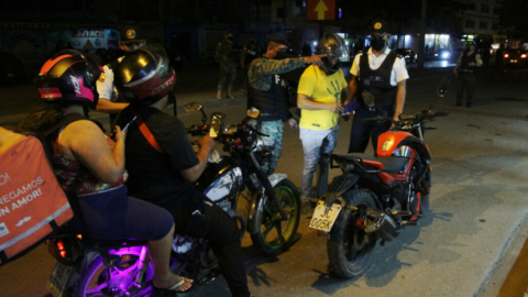 Imagen de abril de 2022, de operativos en Guayaquil, dentro del estado de excepción, de personas en moto.