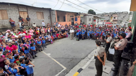 La Policía Antinarcóticos capacita en prevención de drogas a estudiantes y padres de familia de la Unidad Educativa María Fernández Martin, en Flor de Bastión, noroeste de Guayaquil, para evitar que sean reclutados.