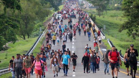 Migrantes centroamericanos y sudamericanos caminan en caravana hacia la frontera con Estados Unidos, el 9 de junio de 2022. 