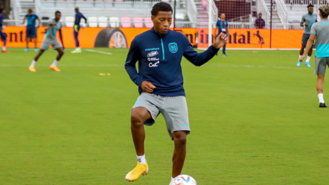 Gonzalo Plata, entrenando con la selección ecuatoriana antes del partido ante Cabo Verde, en Fort Lauderdale, el 11 de junio de 2022.