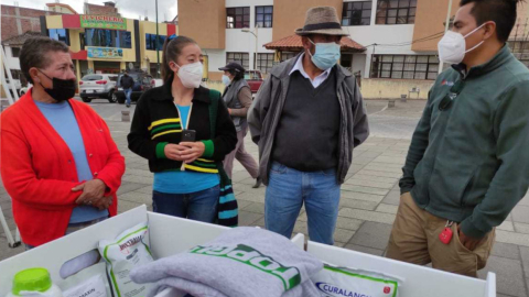 Foto referencial de pequeños agricultores ecuatorianos.