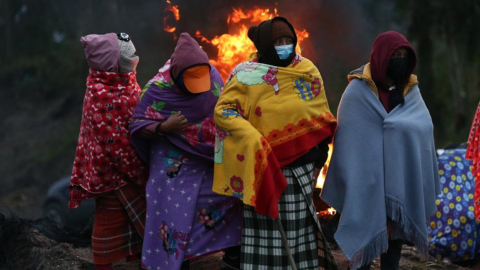 Indígenas cierran la carretera principal de ingreso a Quito en el marco de una jornada nacional de movilización, en el sector del Chasqui, provincia de Cotopaxi, el 13 de junio de 2022.