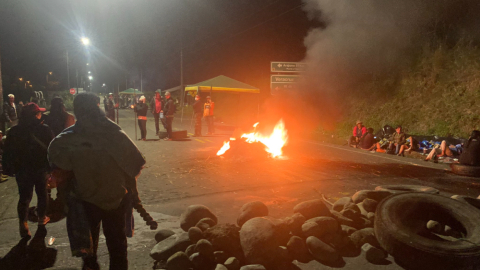 Manifestantes cierran las vías de Pastaza, dentro de las protestas en el segundo día de movilización nacional, el 14 de junio de 2022.