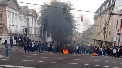 Un grupo de estudiantes del Colegio Mejía quemó llantas y provocó disturbios en los alrededores del plantel, en el centro de Quito, el 13 de junio de 2022.