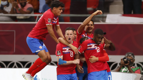 El extremo costarricense Joel Campbell celebra junto a sus compañeros el gol frente a Nueva Zelanda, el 14 de junio de 2022, en Catar.