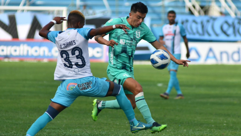 Andrés López, de Liga de Quito, disputa un balón con un futbolista de Manta por la Copa Ecuador, el 5 de junio de 2022.